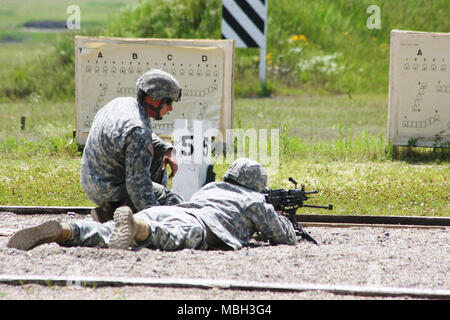 Des soldats d'unités associées à la réserve de l'armée, 389e bataillon du génie, basé à Davenport, Iowa, M240 complète la qualification d'armes le 10 juillet 2015, au cours d'entraînement à Fort McCoy, Wisconsin Le 389a effectué quatre jours de formation à l'installation au début de juillet 2015. Banque D'Images