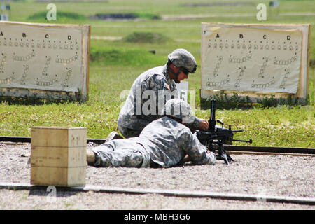 Des soldats d'unités associées à la réserve de l'armée, 389e bataillon du génie, basé à Davenport, Iowa, M240 complète la qualification d'armes le 10 juillet 2015, au cours d'entraînement à Fort McCoy, Wisconsin Le 389a effectué quatre jours de formation à l'installation au début de juillet 2015. Banque D'Images