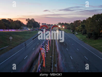 Les participants du monde entier prennent part à la 42e course annuelle de la Marine Corps Marathon, voyageant sur un monumental cours à travers Washington, D.C. et en finissant par le Marine Corps War Memorial, Arlington, Va., le 22 octobre 2017. Aussi connu comme 'la', Marathon la course de 26,2 km a attiré environ 30 000 participants de promouvoir la forme physique, de générer la bonne volonté dans la communauté, et de mettre en valeur les compétences organisationnelles du Marine Corps. Banque D'Images