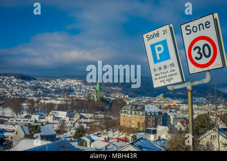 TRONDHEIM, NORVÈGE - le 04 avril 2018 : information sign avec une superbe vue aérienne de la ville norvégienne avec des bâtiments dans l'horizont à Trondheim au cours de l'hiver Banque D'Images