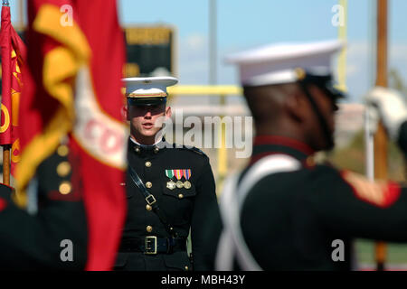 Le Capitaine Matthew S. Galadyk, commandant de peloton, Corps des Marines des États-Unis, demande silencieuse de commandes pour le Corps des Marines américains au cours d'un détachement de couleur bataille West Coast Tour performance au Marine Corps Air Ground Combat Center, Twentynine Palms, Ca., 14 mars 2018. Le général commandant de la base, le Major-général William F. Mullen II, a été l'accueil pour la cérémonie officielle. Banque D'Images