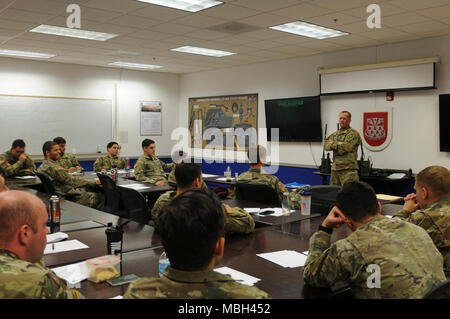 Parachutistes affectés à la 3e Brigade Combat Team, 82e Division aéroportée et les soldats affectés à la 108e Brigade d'artillerie de défense aérienne conduite de la formation en classe sur la conduite d'opérations aéroportées en ligne statique avec le missile Stinger Jump Pack Jeudi, Mars 15. L'enseignement en classe a augmenté le Bragg, connaissances des soldats sur la localisation avec le système d'armes de défense aérienne d'un aéronef. Banque D'Images