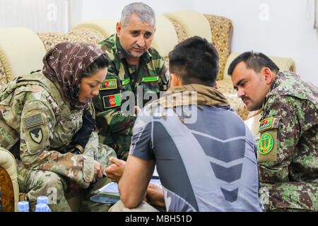 Le sergent-chef. Janet Bretado, conseiller en logistique pour l'équipe de conseillers militaires, former, conseiller et assister les Command-South, communique avec ses homologues afghans, 27 mars 2018, à Kandahar, en Afghanistan. TAAC-Sud, composée de soldats de la 40e Division d'infanterie, la Garde nationale de Californie, et l'équipe de combat de la 2e Brigade d'infanterie, 4e Division d'infanterie, la mission est de former les forces afghanes et des conseils et aider avec opérations de lutte antiterroriste. Banque D'Images