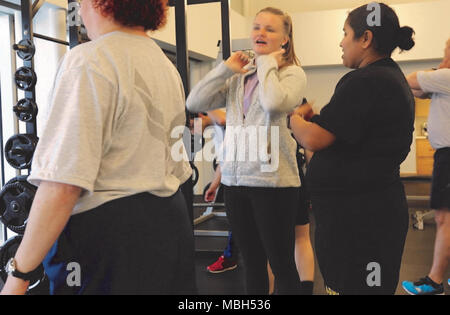 Marshall University étudiant-stagiaire, Kate Etter, explique la bonne forme pour les membres de l'Armée de Virginie de l'Ouest et de la Garde nationale aérienne au cours d'un programme de formation de remise en forme (FTP) la classe s'est tenue le 25 mars 2018, au Camp de Dawson, West Virginia. La Garde nationale de la Virginie de l'Ouest ont signé un protocole d'accord avec six collèges et universités en Virginie de l'Ouest en 2017 pour développer les stages mutuellement bénéfiques pour les étudiants en sciences de la santé au sein de la FTP. Banque D'Images