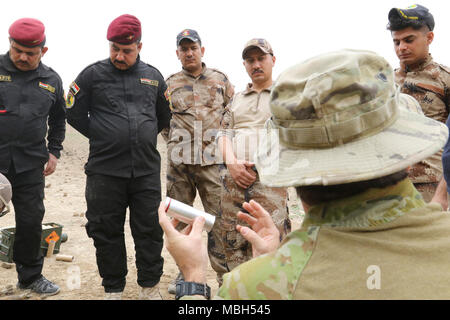 Les membres du Service de lutte contre le terrorisme irakien recevoir un enseignement au cours de la formation des explosifs à Bagdad, l'Iraq, le 28 mars 2018. La Coalition continue d'être aux côtés de nos partenaires irakiens pour assurer la défaite de l'ISIS. Banque D'Images