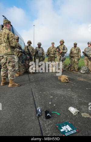Le sergent de l'armée américaine. Braum Mohler, affecté à la Compagnie Alpha, des Forces alliées Nord bataillon, brigade de l'OTAN de l'armée américaine, les mémoires des soldats avant la voie médicale lors de la formation de l'Armée de l'air guerrier sur la base de Chièvres, Belgique, le 29 mars 2018. Banque D'Images
