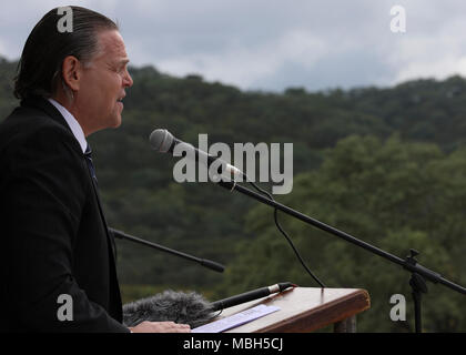 Daniel L. Foote, Ambassadeur des États-Unis auprès de la République de Zambie, donne son discours de clôture de la soldats zambiens au cours de la cérémonie de clôture de ZAMBAT IV, Centre de formation de la mission de paix de Nanking, Lusaka, Zambie, 29 mars 2018. Les modules de formation inclus : l'adresse au tir, Canada exercices de combat, de formation aux côtés de leurs homologues de l'armée indienne pour battlefield traumatisme, de bouclage et de recherche, et les opérations de convoi avec les soldats britanniques. Les soldats d'infanterie zambienne répété tactiques et des scénarios réels susceptibles d'être rencontrées pendant son service à l'appui de l'Organisation des Nations Unies pour la stabilisation multidimensionnelle je Banque D'Images