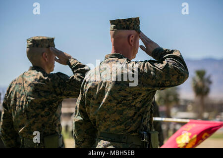 Le Sgt. Le major Edward G. Zapata Jr., hors cours de sergent-major du bataillon, 7e Régiment de Marines, et le Sgt. Le major Anthony J. Pompos, sergent-major du bataillon à venir, 7ème Marines, rendre un hommage lors d'un col et de l'examen à la conclusion d'un poster et de secours cérémonie à lance le Cpl. Torrey L. Champ gris à bord du Marine Corps Air Ground Combat Center, Twentynine Palms, Californie, le 29 mars 2018. Au cours de la cérémonie Zapata a quitté son poste à Pompos. Banque D'Images