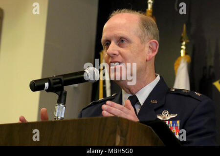 Le major-général Don Dunbar, adjudant général du Wisconsin et de l'état militaire principal du fonctionnaire, rend hommage aux anciens combattants du Vietnam au cours de 'Welcome Home : une commémoration de la guerre du Vietnam" à l'après d'Anciens Combattants à l'étranger 305 à Eau Claire, Wisconsin, le 29 mars. Dunbar rejoint Gov. Scott Walker et le Wisconsin Ministère des Anciens Combattants Secrétaire Dan Zimmerman pour l'événement qui a eu lieu 45 ans jour pour jour que le dernier des troupes américaines se retirent du Vietnam. La Garde nationale du Wisconsin Banque D'Images