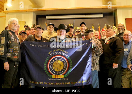 Vietnam Veterans, Gov. Scott Walker, et le Major-général Don Dunbar, adjudant général du Wisconsin et de l'état militaire principal du fonctionnaire, à 'Welcome Home : une commémoration de la guerre du Vietnam" à l'après d'Anciens Combattants à l'étranger 305 à Eau Claire, Wisconsin, le 29 mars. Walker et Dunbar a honoré les anciens combattants du Vietnam à l'événement, qui a eu lieu 45 ans jour pour jour que le dernier des troupes américaines se retirent du Vietnam. La Garde nationale du Wisconsin Banque D'Images