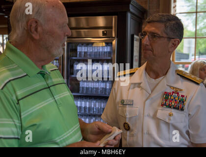 Texas (3 avril 2018) Arrière Adm. Jay Bynum, chef de l'aéronavale de la formation et de Waco, natif parle avec un client au Magnolia marché à la Semaine de la Marine au cours de Silos de Waco. Le Bureau de la marine de l'approche communautaire utilise le programme de la Semaine de la Marine d'apporter de l'équipement, marins et affiche à environ 15 villes américaines chaque année pour une semaine de calendrier des missions de sensibilisation. Banque D'Images