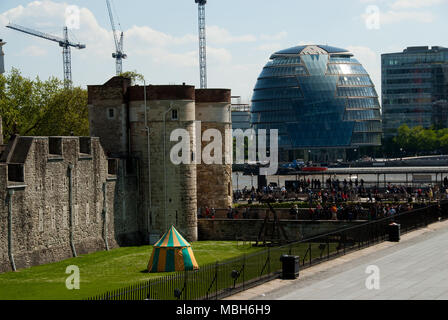 Vue sur le nouvel hôtel de ville et la Tour de Londres tourné à partir de la rive nord de la Tamise Banque D'Images