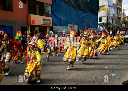 Danseurs dans les rues pour célébrer le district de bustermente et Rivero dans Arequipa Banque D'Images