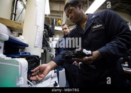 Mer Méditerranée (4 avril 2018) 2ème classe Technicien en électronique Zachary Jenkins, de Columbia, Caroline du Sud, les changements de toner de l'imprimante à bord de la classe Arleigh Burke destroyer lance-missiles USS Donald Cook (DDG 75) Le 4 avril 2018. Donald Cook, l'avant-déployé à Rota, en Espagne, est sur sa septième patrouille dans la sixième flotte américaine zone d'opérations à l'appui des alliés et partenaires, et les intérêts de sécurité nationale des États-Unis en Europe et en Afrique. Banque D'Images