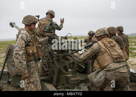 Les Marines américains avec 2e Bataillon, 11e Régiment de Marines, Fox Batterie, emporter la formation sur l'obusier de 155 mm léger sur Camp Pendleton, en Californie, le 5 avril 2018. Les Marines effectuées la formation pour maintenir les compétences et de préparation aux missions. Banque D'Images