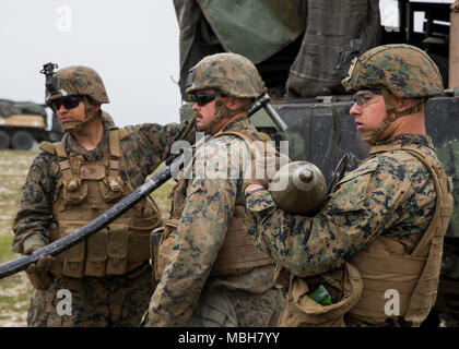 Les Marines américains avec 2e Bataillon, 11e Régiment de Marines, Fox Batterie, emporter la formation sur l'obusier de 155 mm léger sur Camp Pendleton, en Californie, le 5 avril 2018. Les Marines effectuées la formation pour maintenir les compétences et de préparation aux missions. Banque D'Images