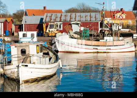 Gronhogen, Suède - 6 Avril, 2018 : Documentaire de la vie quotidienne et de l'environnement. Le port avec les bateaux de pêche amarrés au quai. Bâtiments dans backg Banque D'Images