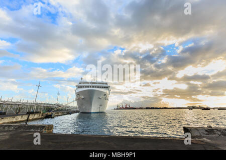 TAHITI, Polynésie française - 14 avril 2018 : bateau de croisière est amarré à un grand port maritime à Tahiti Papeete, Polynésie française. Banque D'Images