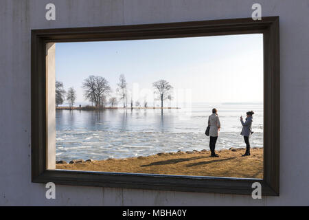 Schwerin, Allemagne. Silhouettes contre le soleil de deux touristes blancs pris une photo, de nombreux arbres, et d'un petit promontoire, à l'intérieur d'un cadre Banque D'Images