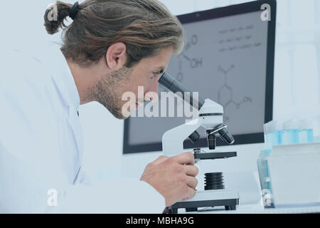 Technicien en laboratoire principal à l'aide de microscope in laboratory Banque D'Images