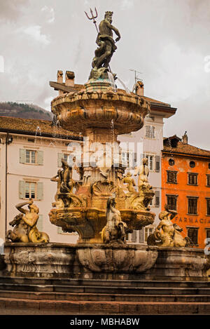 30 mars 2018. Trento, Italie. La fontaine de Neptune Banque D'Images