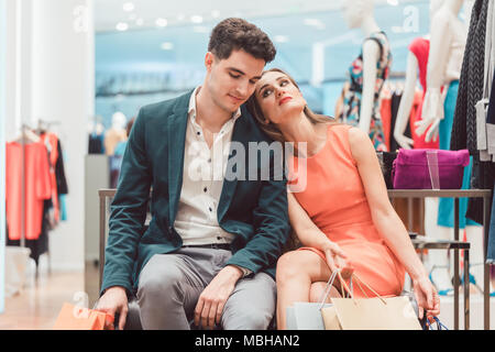 Femme et les hommes sont fatigués de shopping fashion Banque D'Images