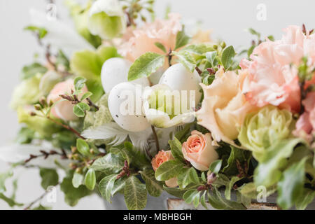 Close-up, fonds d'écran printemps humeur. beau luxe Bouquet de fleurs dans la main. femme le travail de la fleuriste à un magasin de fleur. Photo horizontale Banque D'Images