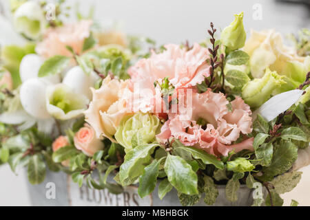 Close-up, fonds d'écran printemps humeur. beau luxe Bouquet de fleurs dans la main. femme le travail de la fleuriste à un magasin de fleur. Photo horizontale Banque D'Images