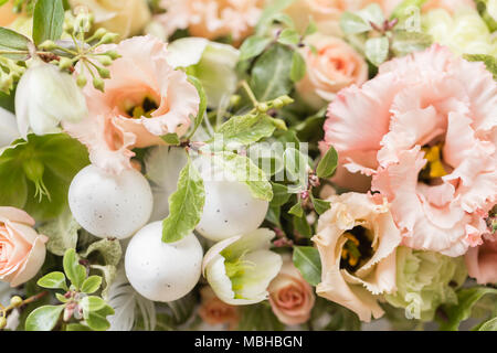 Close-up, fonds d'écran printemps humeur. beau luxe Bouquet de fleurs dans la main. femme le travail de la fleuriste à un magasin de fleur. Photo horizontale Banque D'Images