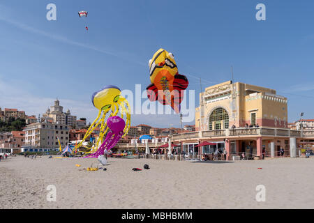 Les gens avec des cerfs-volants pendant le Festival International de Cerf-volant à Imperia, Italie Banque D'Images