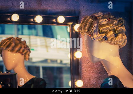 Close up image d'un mannequin assis en face d'un miroir dans une vitrine with copy space Banque D'Images