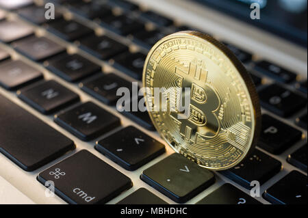 Debout entre les Bitcoin touches d'un clavier d'un ordinateur portable Banque D'Images