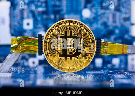 Bitcoin câblé sur la carte mère électronique permanent d'un ordinateur portable Banque D'Images