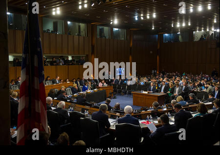 Washington, DC, USA. 10 avril, 2018. Facebook PDG Mark Zuckerberg témoigne avant une audition commune avec la Commission Judiciaire du Sénat sur le commerce, les sciences, et de transport, d'examiner les médias sociaux, Facebook, la vie privée et de l'utilisation et l'abus de données au Sénat Hart Immeuble de bureaux sur la colline du Capitole. Rod Lamkey Jr/Alamy Live News Banque D'Images