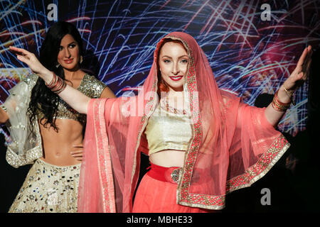 Spectacle de danse à l'expérience de Bollywood, le cinéma indien dédié à Madame Tussauds à New York aux États-Unis le mardi, 10. Les visiteurs pourront se trouver face à face avec les chiffres de certains des plus emblématiques de l'Inde stars y compris Shah Rukh Khan, Ashwarya Rai, Amitabh Bachchan, Kareena Kappor, Hrithik Roshan, Salman Khan, Katrina Kaif et Madhuri Dixit. La célébration de toutes les choses, Bollywood, dynamique d'installations artistiques, projections et musique vous apportera l'expérience de la vie. (PHOTO : WILLIAM VOLCOV/BRÉSIL PHOTO PRESSE) Banque D'Images