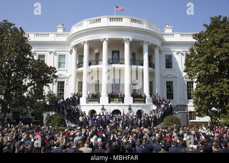 Washington, District de Columbia, Etats-Unis. 10 avr, 2018. Le Président des Etats-Unis, Donald J. Trump se félicite de NCAA Football 2017 Champions nationaux : l'Alabama Crimson Tide à la Maison Blanche à Washington, DC, le 10 mars 2018. Crédit : Chris Kleponis/CNP Crédit : Chris Kleponis/CNP/ZUMA/Alamy Fil Live News Banque D'Images