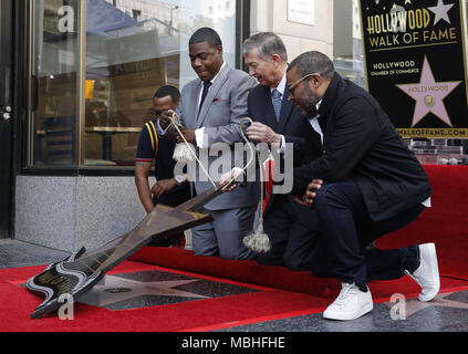 Los Angeles, Californie, USA. 10 avr, 2018. Leron Gubler, président-directeur général de la Chambre de commerce de Hollywood, deuxième à droite, révèle Tracy Morgan's étoile sur le Hollywood Walk of Fame, de gauche, l'acteur/comédien Martin Lawrence, Morgan et Jordan Peele, créateur de la série TV ''O.G., regardez sur '' lors d'une cérémonie tenue le mardi 10 avril 2018, à Los Angeles. Ringo : crédit Chiu/ZUMA/Alamy Fil Live News Banque D'Images