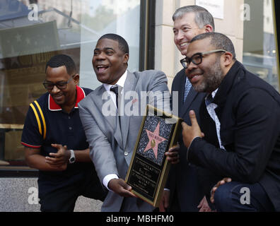 Los Angeles, Californie, USA. 10 avr, 2018. Leron Gubler, président-directeur général de la Chambre de commerce de Hollywood, deuxième à droite, révèle Tracy Morgan's étoile sur le Hollywood Walk of Fame, de gauche, l'acteur/comédien Martin Lawrence, Morgan et Jordan Peele, créateur de la série TV ''O.G., regardez sur '' lors d'une cérémonie tenue le mardi 10 avril 2018, à Los Angeles. Ringo : crédit Chiu/ZUMA/Alamy Fil Live News Banque D'Images