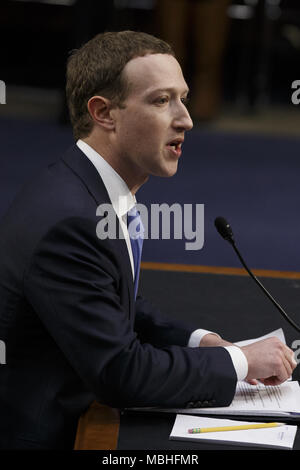 Washington, District de Columbia, Etats-Unis. 10 avr, 2018. Facebook PDG Mark Zuckerberg témoigne devant le Sénat des États-Unis sur la colline du Capitole à Washington, DC Le 10 avril 2018. Crédit : Alex Edelman/ZUMA/Alamy Fil Live News Banque D'Images