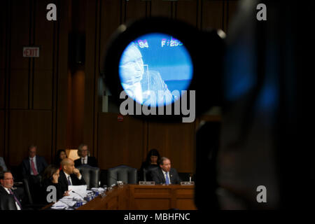 Washington, USA. 10 avr, 2018. Le sénateur Tom Udall, le Démocrate du Nouveau Mexique, vu à travers une lentille de caméra de télévision Facebook PDG Mark Zuckerberg pose une question alors qu'il témoigne devant le Sénat des États-Unis sur la colline du Capitole à Washington, DC Le 10 avril 2018. Crédit : l'accès Photo/Alamy Live News Banque D'Images