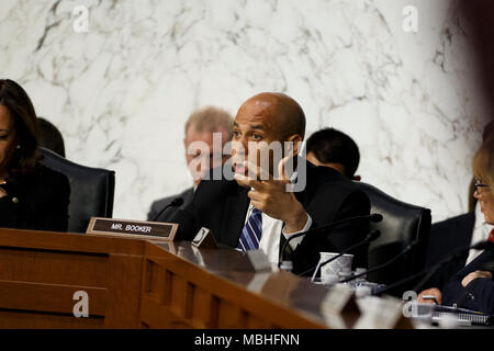 Washington, USA. 10 avr, 2018. Cory Booker, le sénateur démocrate du New Jersey, Facebook PDG Mark Zuckerberg pose une question alors qu'il témoigne devant le Sénat des États-Unis sur la colline du Capitole à Washington, DC Le 10 avril 2018. Crédit : l'accès Photo/Alamy Live News Banque D'Images