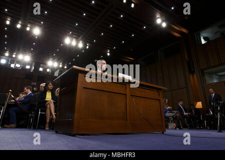 Washington, USA. 10 avr, 2018. Facebook PDG Mark Zuckerberg témoigne devant le Sénat des États-Unis sur la colline du Capitole à Washington, DC Le 10 avril 2018. Crédit : l'accès Photo/Alamy Live News Banque D'Images