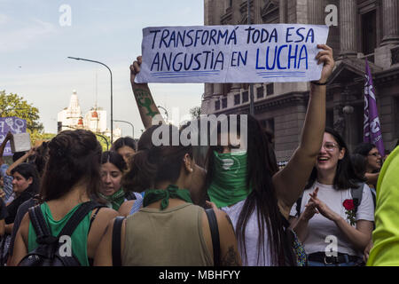 Int. 10 avr, 2018. En 2018, le 10 avril ; Ville de Buenos Aires, Argentine.- Des centaines de femmes manifestate en face du Congrès national en faveur de la légalisation de l'avortement -alors que les législateurs que débat- projet et faire une uelazoÂ¨Â±País Crédit : Julieta Ferrario/ZUMA/Alamy Fil Live News Banque D'Images