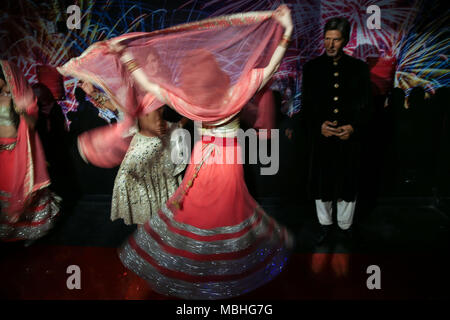 New York, NEW YORK, USA. 10 avr, 2018. Spectacle de danse à l'expérience de Bollywood, le cinéma indien dédié à Madame Tussauds à New York aux États-Unis le mardi, 10. Les visiteurs pourront se trouver face à face avec les chiffres de certains des plus emblématiques de l'Inde stars y compris Shah Rukh Khan, Ashwarya Rai, Amitabh Bachchan, Kareena Kappor, Hrithik Roshan, Salman Khan, Katrina Kaif et Madhuri Dixit. La célébration de toutes les choses, Bollywood, dynamique d'installations artistiques, projections et musique vous apportera l'expérience de la vie. Crédit : William Volcov/ZUMA/Alamy Fil Live News Banque D'Images