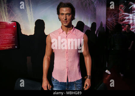 New York, NEW YORK, USA. 10 avr, 2018. Poupée de cire de l'acteur indien Hrithik Roshan au cours de l'expérience de Bollywood, un espace dédié au cinéma indien chez Madame Tussauds New York aux États-Unis le mardi, 10. Les visiteurs pourront se trouver face à face avec les chiffres de certains des plus célèbres stars dans l'Inde, y compris Shah Rukh Khan, Ashwarya Rai, Amitabh Bachchan, Kareena Kappor, Hrithik Roshan, Salman Khan, Katrina Kaif et Madhuri Dixit. La célébration de toutes les choses, Bollywood, dynamique d'installations artistiques, projections et musique vous apportera l'expérience de la vie. (Crédit Image : © William Volco Banque D'Images