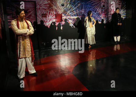 New York, NEW YORK, USA. 10 avr, 2018. (L/R) statues de cire d'acteurs Shah Rukh Khan, Katrina Kaif et Amitabh BachchaBollywood l'expérience, un espace dédié à l'Indian cinema chez Madame Tussauds New York aux États-Unis le mardi, 10. Les visiteurs pourront se trouver face à face avec les chiffres de certains des plus célèbres stars en Inde notamment Shah Rukh Khan, Ashwarya Rai, Amitabh Bachchan, Kareena Kappor, Hrithik Roshan, Salman Khan, Katrina Kaif et Madhuri Dixit. La célébration de toutes les choses, Bollywood, dynamique d'installations artistiques, projections et musique vous apportera l'expérience de la vie. (Credi Banque D'Images