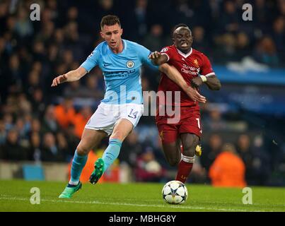 Manchester, UK. 10 avr, 2018. Le centre de Liverpool, Sadio Mane (R) rivalise avec Manchester City Aymeric Laporte durant la deuxième quart de finale de la Ligue des Champions de football match de jambe entre Liverpool et Manchester City à Manchester, Angleterre, le 10 avril 2018. Liverpool a gagné 5-1 sur l'ensemble des deux matchs et se qualifie pour la demi-finale. Source : Xinhua/Alamy Live News Banque D'Images