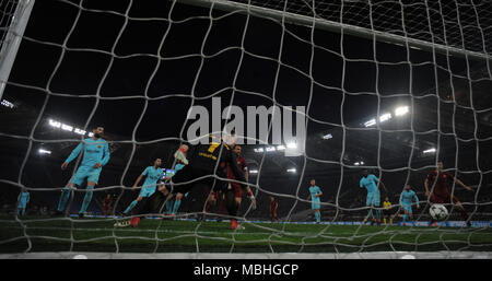 Rome, Italie. 10 avr, 2018. Roma's Kostas Manolas scores au cours d'un quart de finale de la Ligue des Champions de football match match retour entre Roms et de Barcelone à Rome, Italie, le 10 avril 2018. Roma a gagné 3-0. Credit : Alberto Lingria/Xinhua/Alamy Live News Banque D'Images