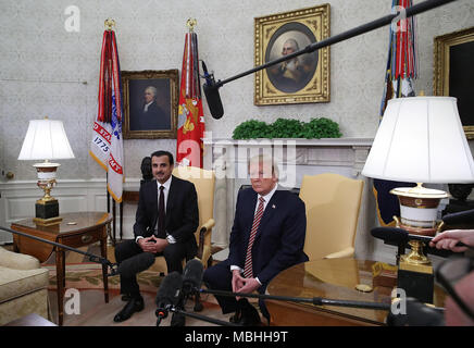 Le Président américain Donald Trump se réunit avec l'Émir du Qatar, Cheikh Tamim bin Hamad Al Thani, dans le bureau ovale à la Maison Blanche, le 10 avril 2018 à Washington, DC. Le président Trump a annoncé qu'il a annulé son voyage à venir à la 8e édition du Sommet des Amériques à Lima, Pérou. Credit : Mark Wilson/piscine par CNP /MediaPunch Banque D'Images