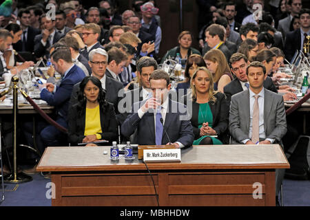 Mark Zuckerberg, cofondateur et PDG de Facebook, témoigne devant une réunion conjointe de la commission du Sénat des États-Unis sur le pouvoir judiciaire et le comité du Sénat américain sur le commerce, les sciences, et de transport au cours d'une audience pour examiner Facebook, en ce qui a trait à la vie privée et les médias sociaux l'utilisation et l'abus des données, sur la colline du Capitole à Washington, DC le mardi 10 avril, 2018. Crédit : Alex Brandon/MediaPunch /CNP via Piscine Banque D'Images